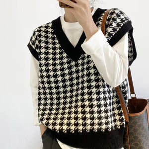 Elegant Sleeveless V-Neck Plaid Pattern Sweater