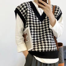 Elegant Sleeveless V-Neck Plaid Pattern Sweater