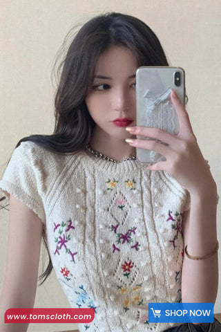 O-Neck Flower Embroidered Knitted Cropped Slim Shirt