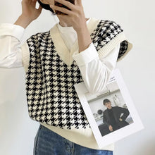Elegant Sleeveless V-Neck Plaid Pattern Sweater